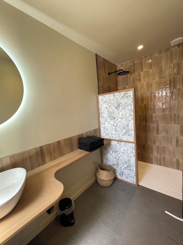 Douche, séchoir à cheveux, serviettes fournies, savon