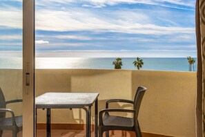 Outdoor dining - Apartment 'Benalbeach Sea Front' with Sea View, Wi-Fi and Air Conditioning (Benalmádena)