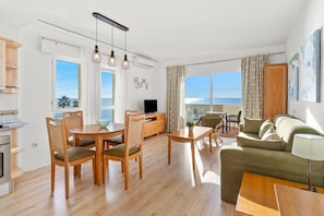 TV - Apartment 'Benalbeach Sea Front' with Sea View, Wi-Fi and Air Conditioning (Benalmádena)
