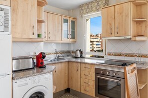 Fridge, microwave, oven, stovetop - Apartment 'Benalbeach Sea Front' with Sea View, Wi-Fi and Air Conditioning (Benalmádena)