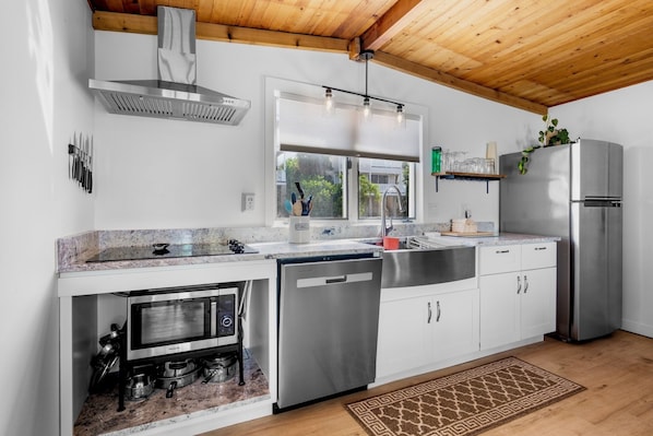 Fridge, microwave, stovetop, dishwasher