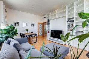 TV - Romaviva Attic Apartment - San Giovanni in Laterano - Metro A C - Central Rome (Roma)