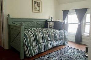 3 bedrooms, iron/ironing board, WiFi, bed sheets - Tranquil Country Home with Small Town Charm (Greenwich)