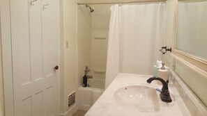 Hair dryer, towels, soap, toilet paper - Tranquil Country Home with Small Town Charm (Greenwich)