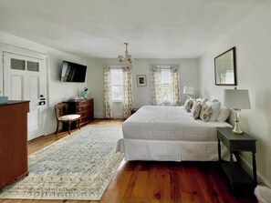 5 bedrooms, desk, free WiFi, bed sheets