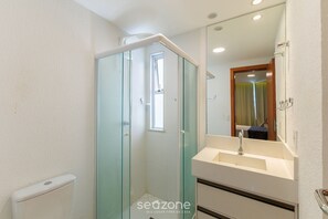 Basic Apartment | Bathroom