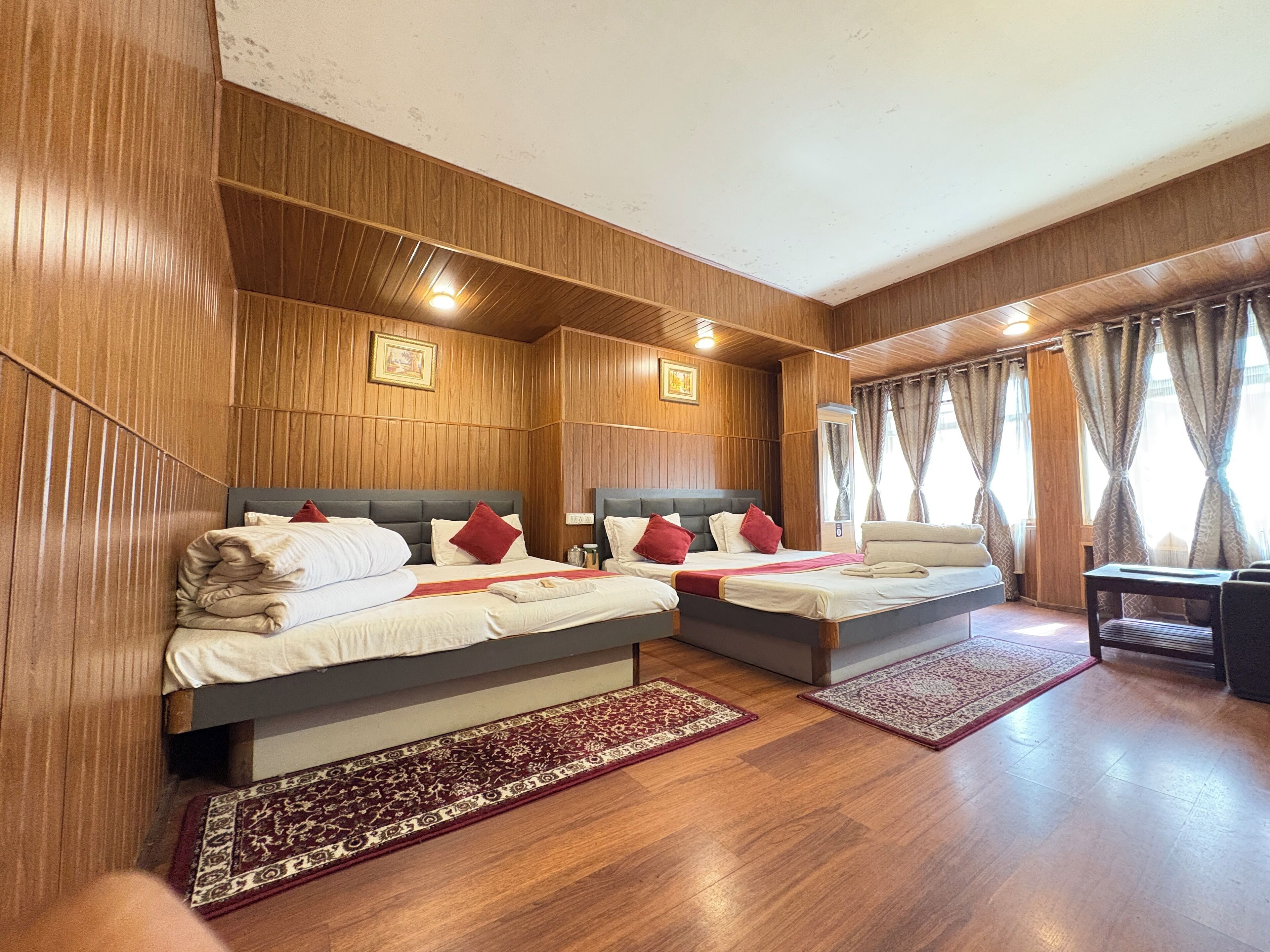 Habitación Deluxe, 2 camas de matrimonio | Escritorio, espacio para trabajar con un portátil, wifi gratis