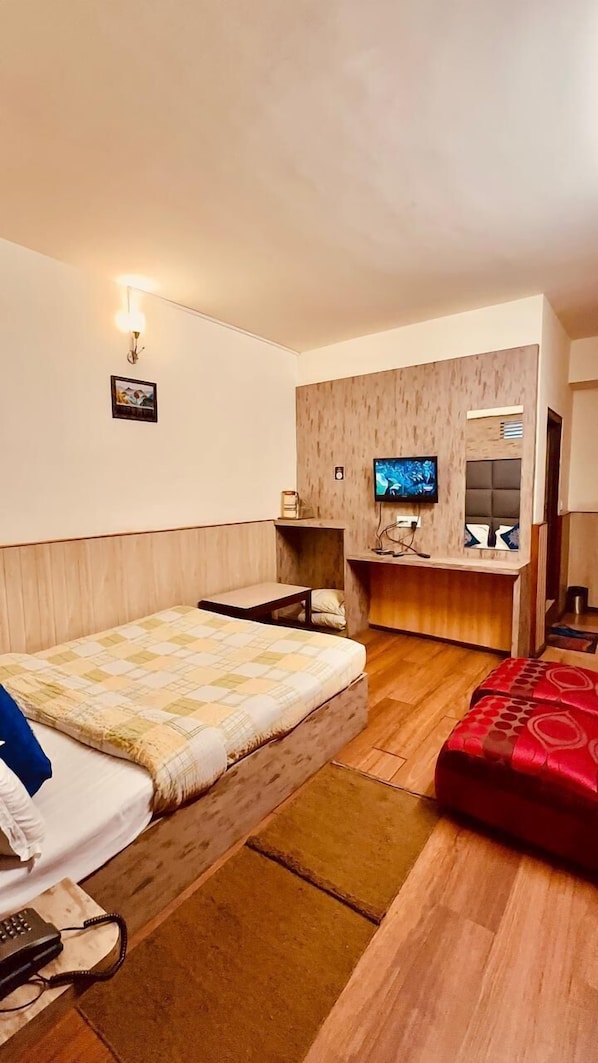 Deluxe Double Room, Balcony | Desk, laptop workspace, free WiFi
