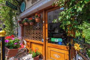 Front of property - Walnut Shell Hotel Sultanahmet (Istanbul)