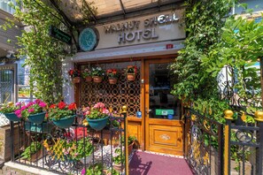 Front of property - Walnut Shell Hotel Sultanahmet (Istanbul)