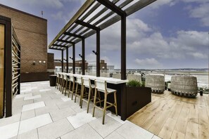Outdoor dining - Urban 2BR Getaway with Rooftop Views, Gym & Parking (Arlington)