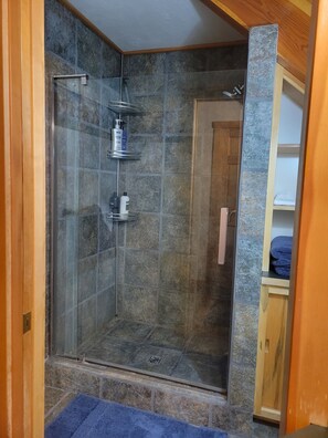 Douche, séchoir à cheveux, serviettes fournies, savon