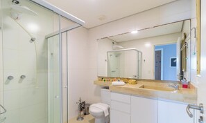 Basic Apartment | Bathroom | Free toiletries - Atico C/jacuzzi en Cond Frente al Mar Vic0401 (Florianópolis)