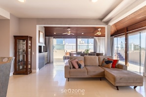 Basic Apartment | Living area