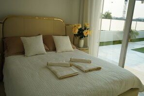 3 عدّة غرف نوم ومكواة/لوح كي وخدمة الإنترنت وملاءات أسرّة