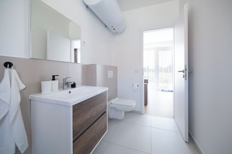 Apartment | Bathroom. Villa Oliver Kehidakustány
