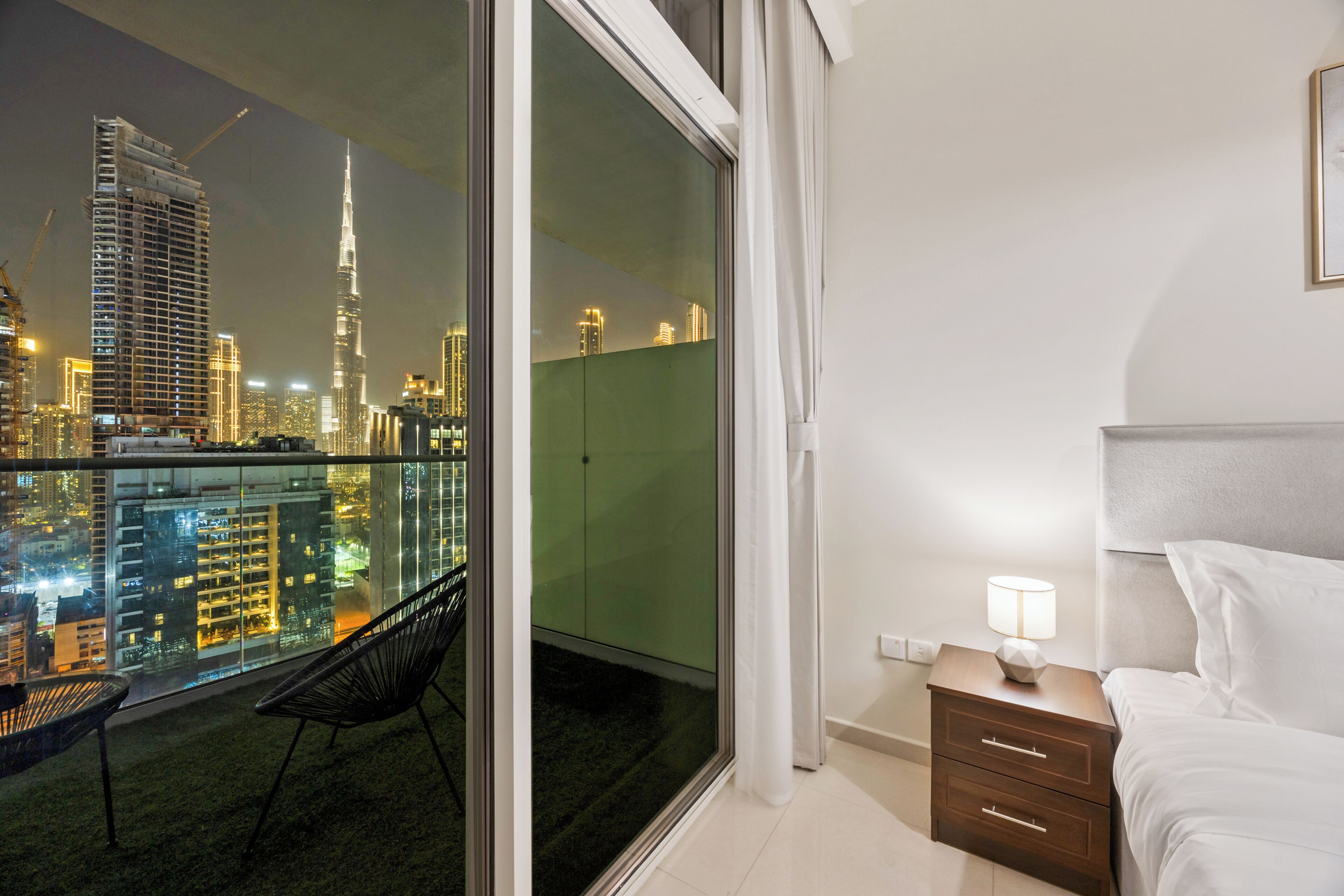 Minibar, caja de seguridad en la habitación y decoración personalizada 