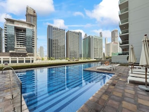 Una piscina al aire libre
