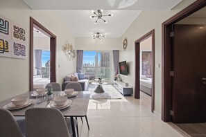 2 Bedroom Apartment - High Floor & Full Burj Khalifa view | Área de sala de estar | Smart TV de 55 pulgadas con canales digitales 