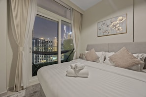 1 Bedroom Apartment - Burj Khalifa View | Minibar, brankas, dan didekorasi berbeda-beda