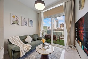 1 Bedroom Apartment - Burj Khalifa View | Aire de séjour | Téléviseur connecté de 55 po avec télévision numérique