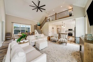 Smart TV, chimenea, tenis de mesa y estéreo 