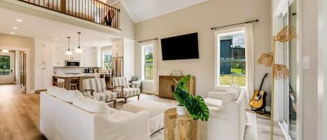 Smart TV, fireplace, ping pong, stereo