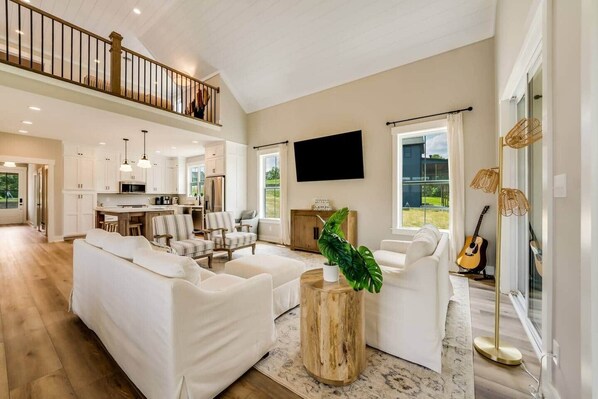 Smart-TV, peis, bordtennis og stereoanlegg