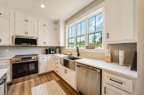 Luxury Lake Getaway - Sleeps 12 - Wax Marina - Paradise Grove - Water - Lake