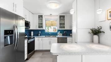 Refrigerador, microondas, horno y lavavajillas