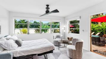 1 habitación, escritorio, tabla de planchar con plancha y cuna de viaje