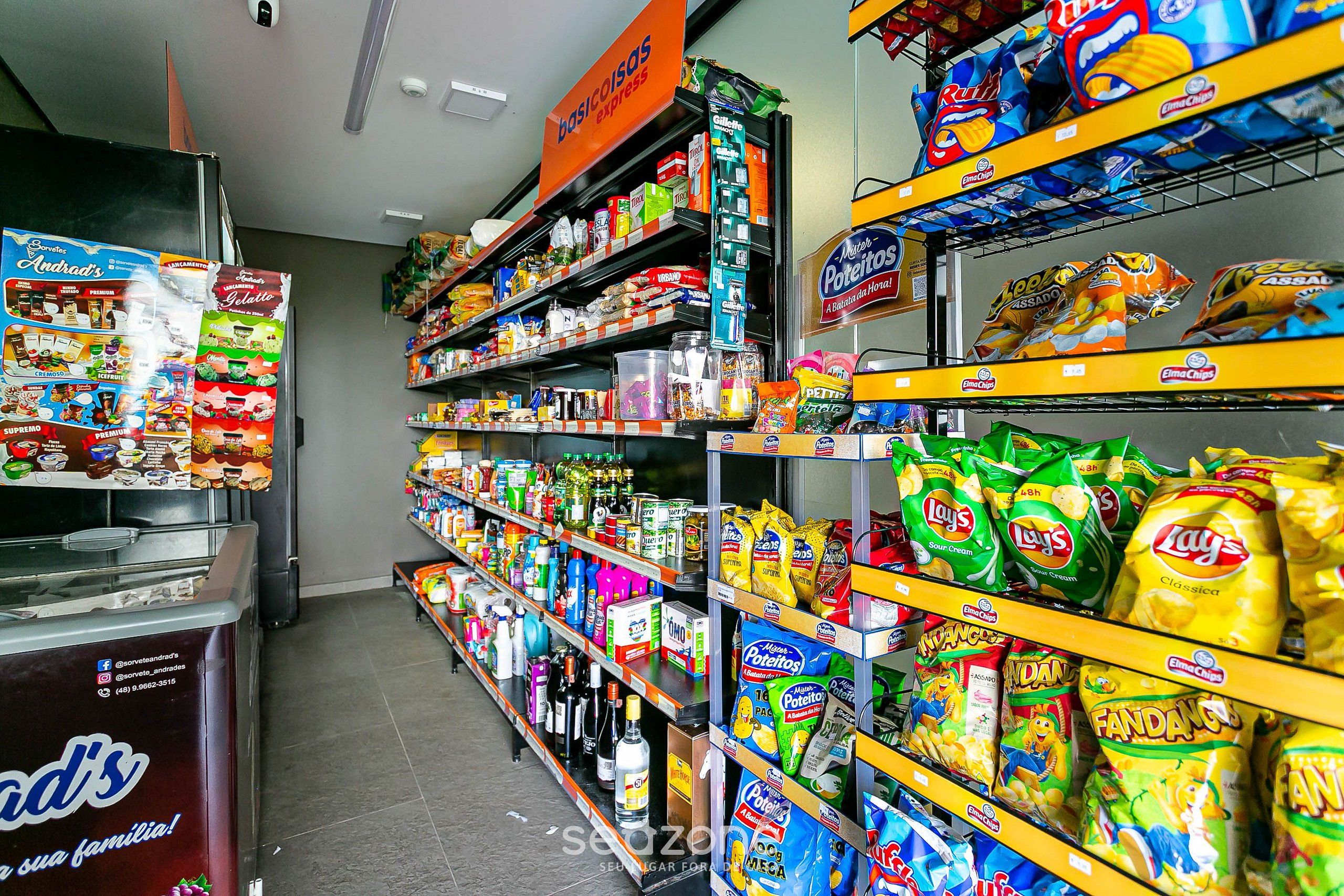 Ein Regal in einem Supermarkt mit verschiedenen Snacks und Getränken.