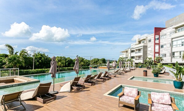 Una piscina al aire libre