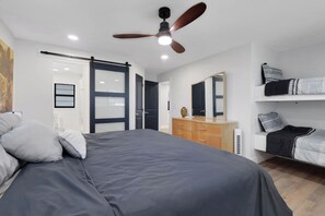 3 bedrooms, WiFi, bed sheets - Walk to Beach Perfect For 2 Families, Double Masters + 1 (Fort Myers Beach)