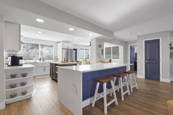 Microwave, oven, stovetop, dishwasher - Walk to Beach Perfect For 2 Families, Double Masters + 1 (Fort Myers Beach)