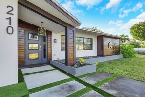 Exterior detail - Walk to Beach Perfect For 2 Families, Double Masters + 1 (Fort Myers Beach)