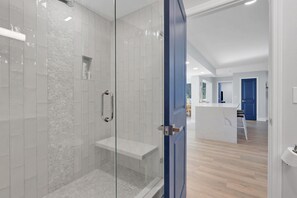 Shower, hair dryer, towels, soap - Walk to Beach Perfect For 2 Families, Double Masters + 1 (Fort Myers Beach)