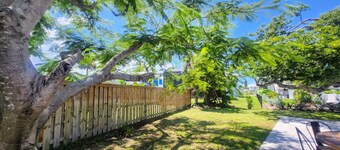 Walk to Beach Family Double Masters + 1 Bedroom Sparkling Clean + New Renovation