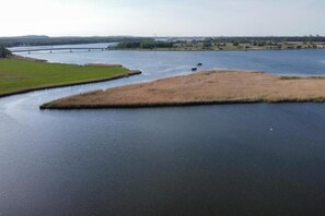 A river with a small island and a bridge in the background. - Double room with breakfast in Świnoujście (Świnoujście)