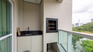A balcony with a view of a cityscape and greenery. - Modern 2BR Apt Close to the Beach Stl0702 (Balneário Camboriú)