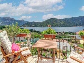 Deluxe tweepersoonskamer, balkon, uitzicht op meer | Uitzicht vanaf balkon
