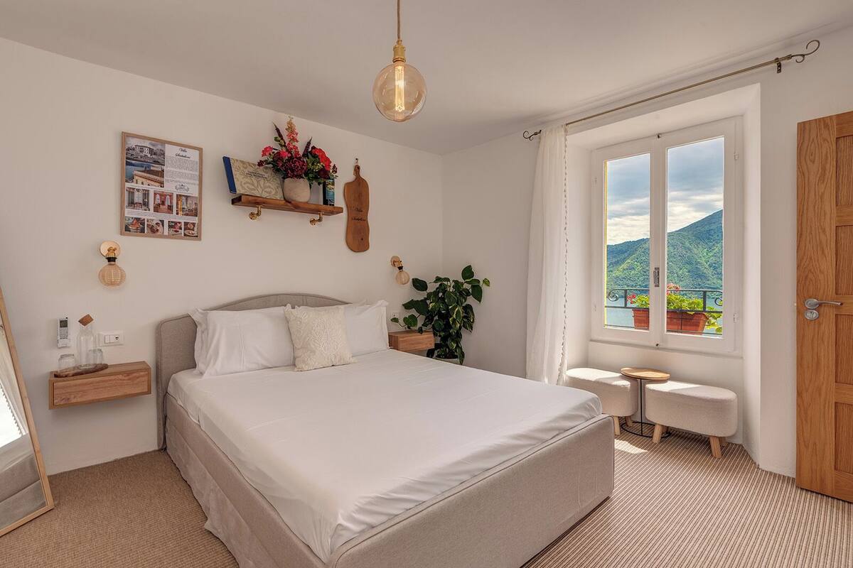 Quarto casal conforto, vista para o lago | Wi-Fi de cortesia