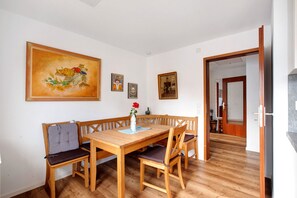 Dining - Apartment 'Bempflingen' with Balcony and Wi-Fi (Bempflingen)