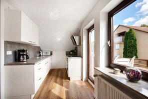 Kjøleskap, mikrobølgeovn, ovn og kokeplater