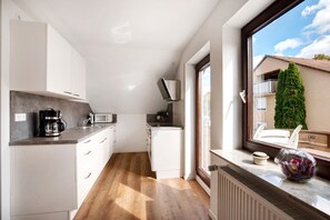 Fridge, microwave, oven, stovetop - Apartment 'Bempflingen' with Balcony and Wi-Fi (Bempflingen)