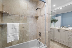 Douche, serviettes fournies, papier toilette