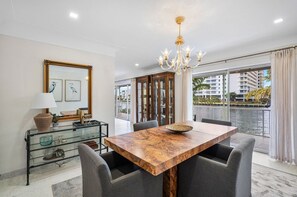 Dining - Charming 2-bedroom townhome in Lauderdale-by-the-Sea. Located on the water. (Lauderdale-by-the-Sea)