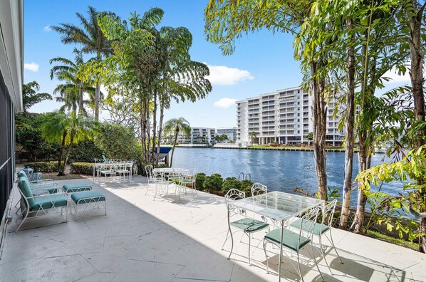 Outdoor dining - Charming 2-bedroom townhome in Lauderdale-by-the-Sea. Located on the water. (Lauderdale-by-the-Sea)