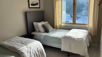 4 bedrooms, iron/ironing board, WiFi, bed sheets