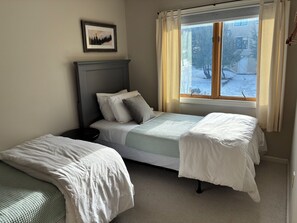 4 bedrooms, iron/ironing board, WiFi, bed sheets